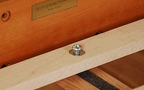 Center strut assembly